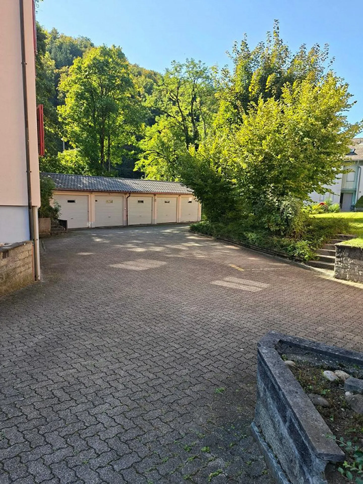 Places de stationnement à Tecknau disponibles immédiatement - Photo 1 sur 2