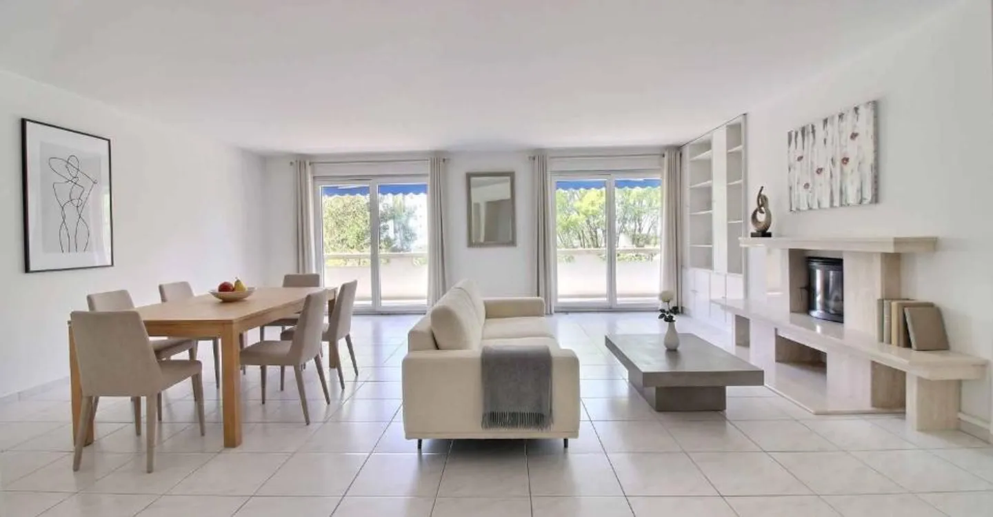 Spacious crossing apartment with large balcony - Photo 1 of 7