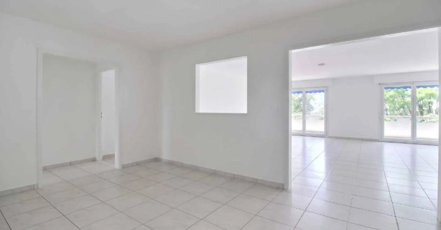 Spacious crossing apartment with large balcony - Photo 2 of 7