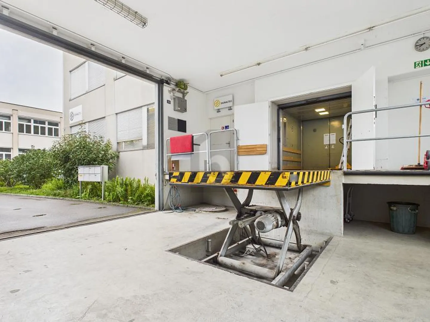 Grande surface dans un bon emplacement - Photo 4 sur 6