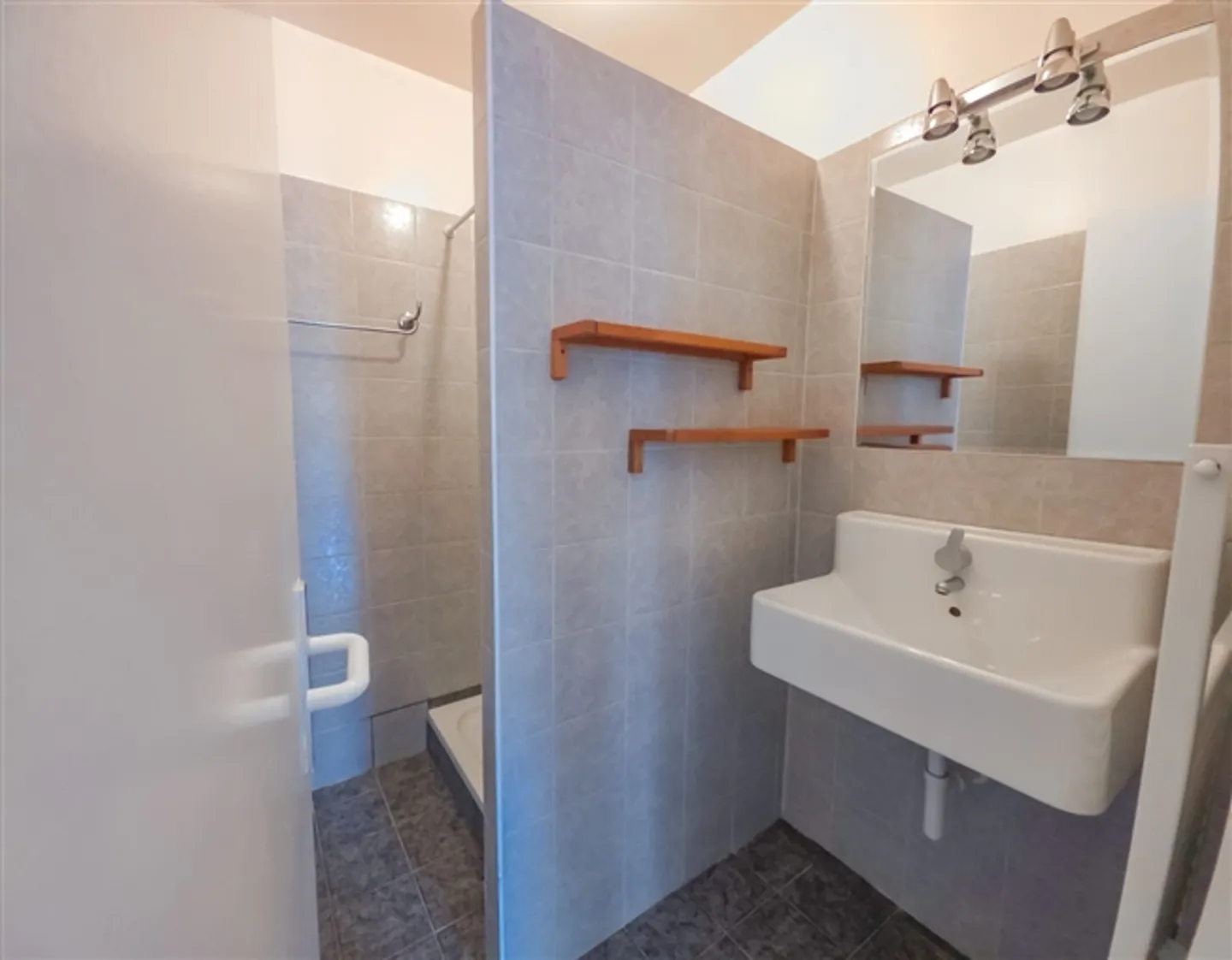 Charming, bright 2.5-room apartment in Lausanne - Photo 7 of 8