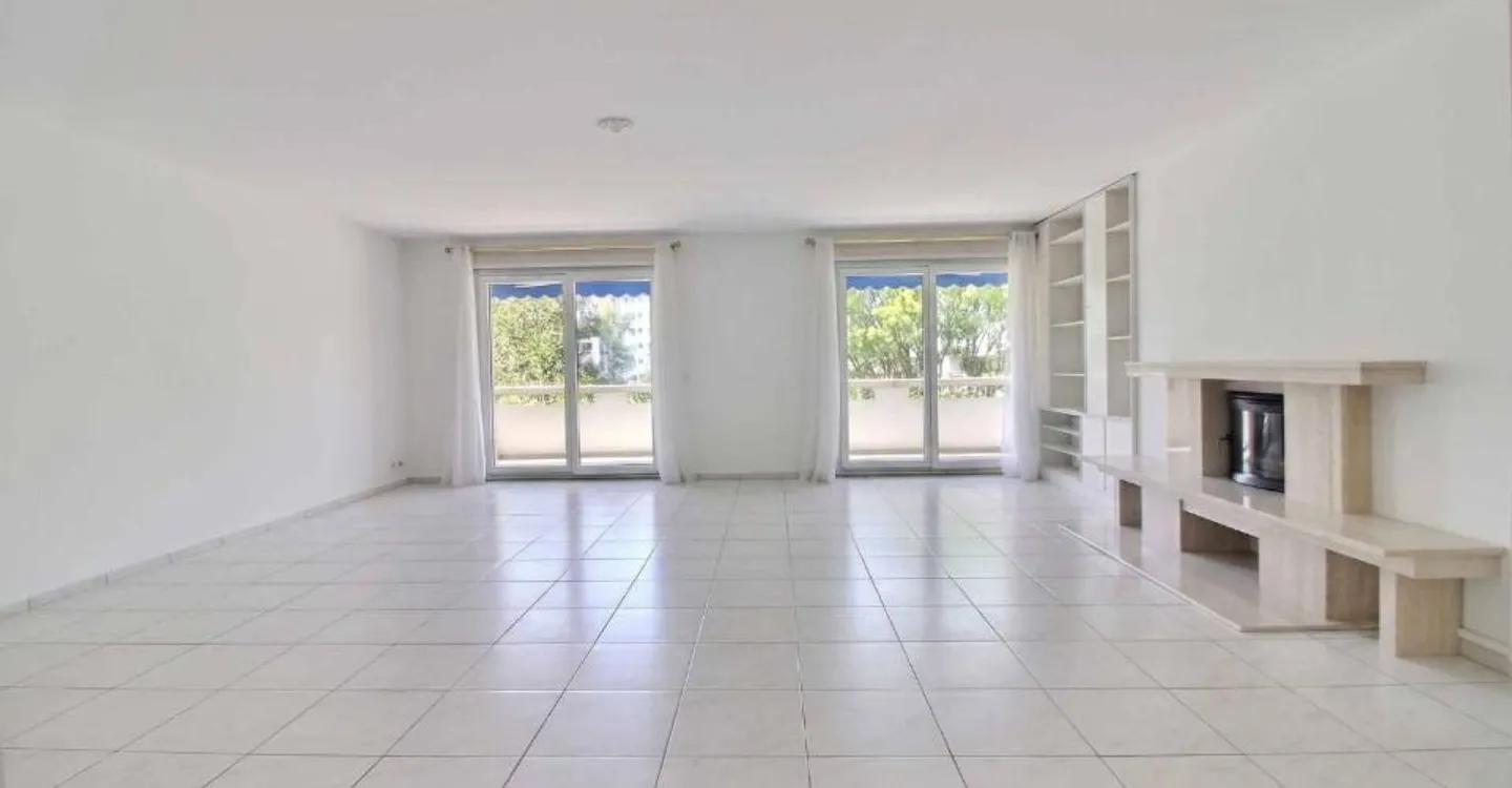 Spacious crossing apartment with large balcony - Photo 3 of 7