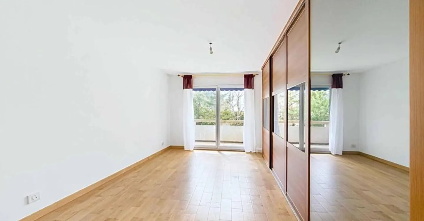 Spacious crossing apartment with large balcony - Photo 6 of 7
