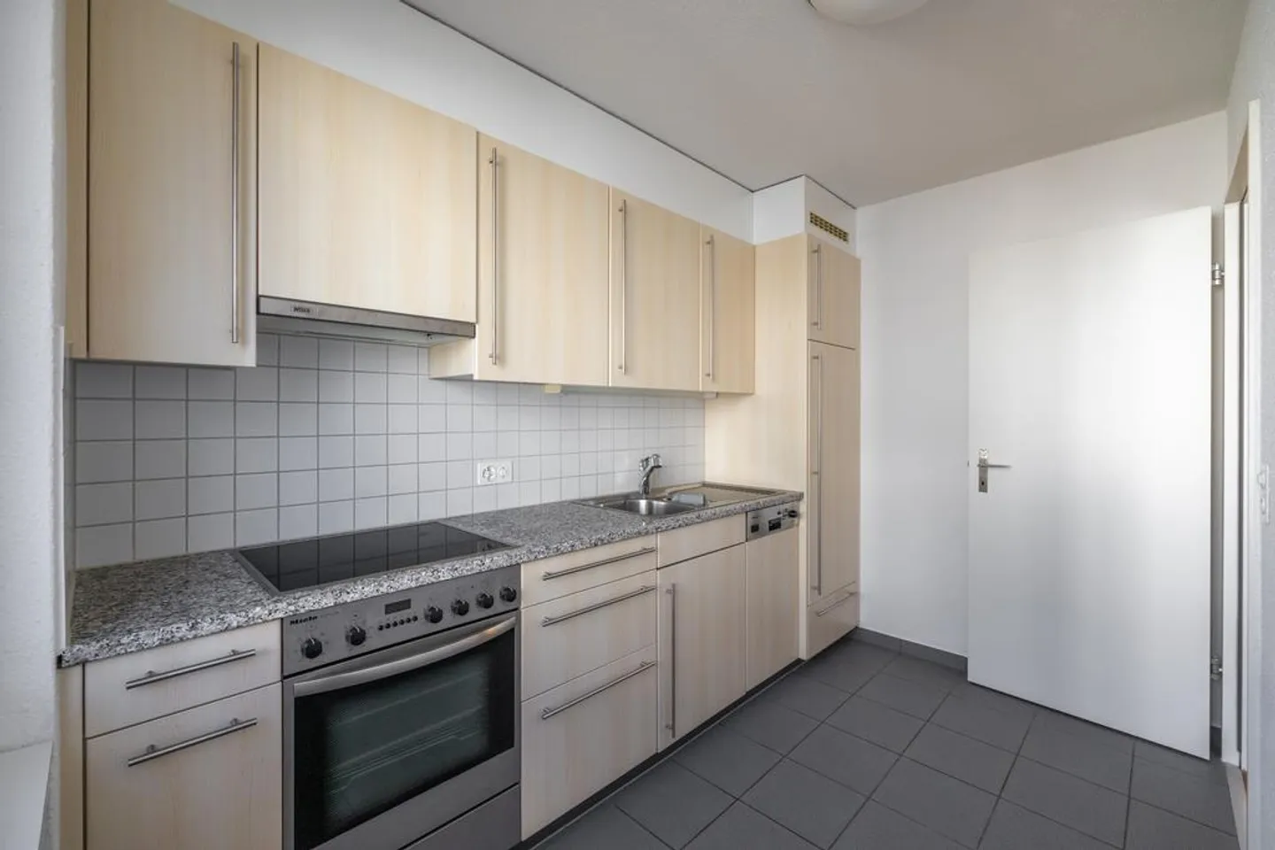 Appartement simple de 2,5 pièces dans un endroit calme - Photo 2 sur 6