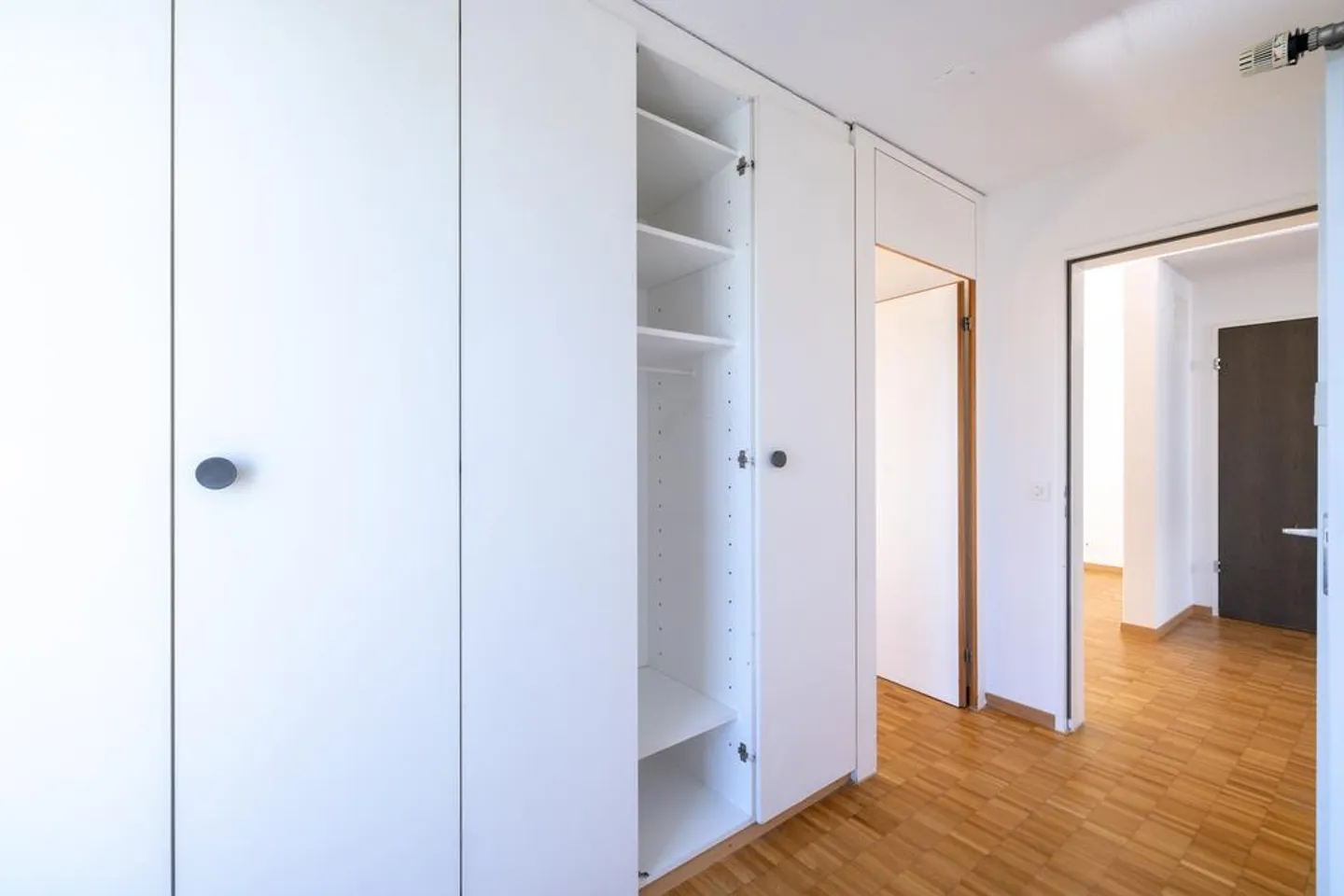 Appartement simple de 2,5 pièces dans un endroit calme - Photo 3 sur 6