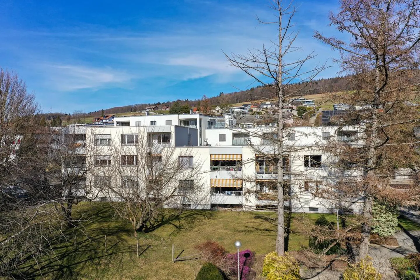 Appartement simple de 2,5 pièces dans un endroit calme - Photo 1 sur 6