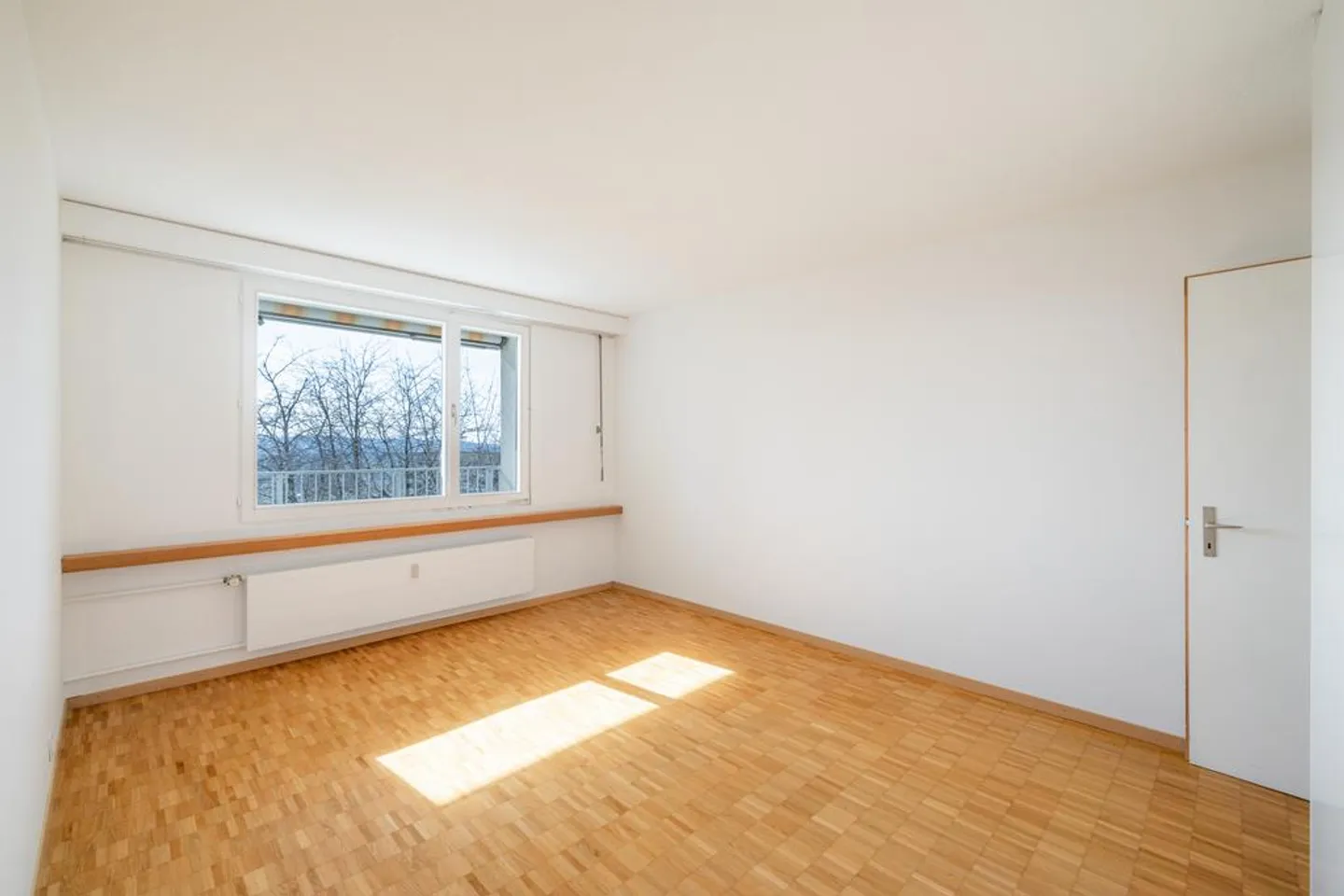 Appartement simple de 2,5 pièces dans un endroit calme - Photo 4 sur 6