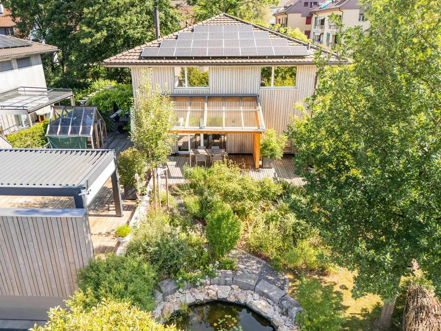 Stilvolles Einfamilienhaus mit Gartenparadies und Nachhaltigkeit - Photo 1 sur 15