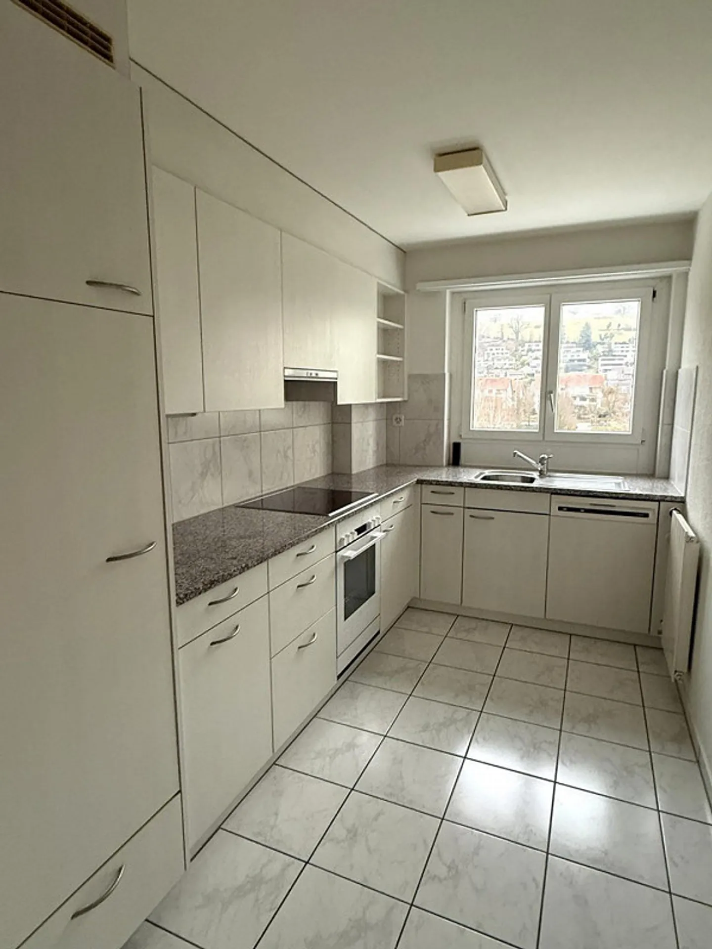 Apartment with large sunny balcony - Photo 3 of 10