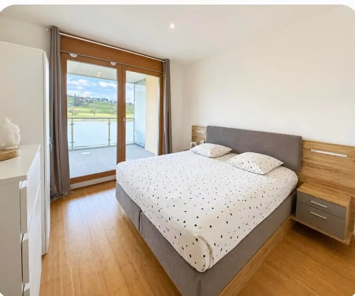 Romont – Appartamento moderno di 2,5 locali con ampio balcone di 15,7 m² e posto auto sotterraneo - Foto 3 di 6