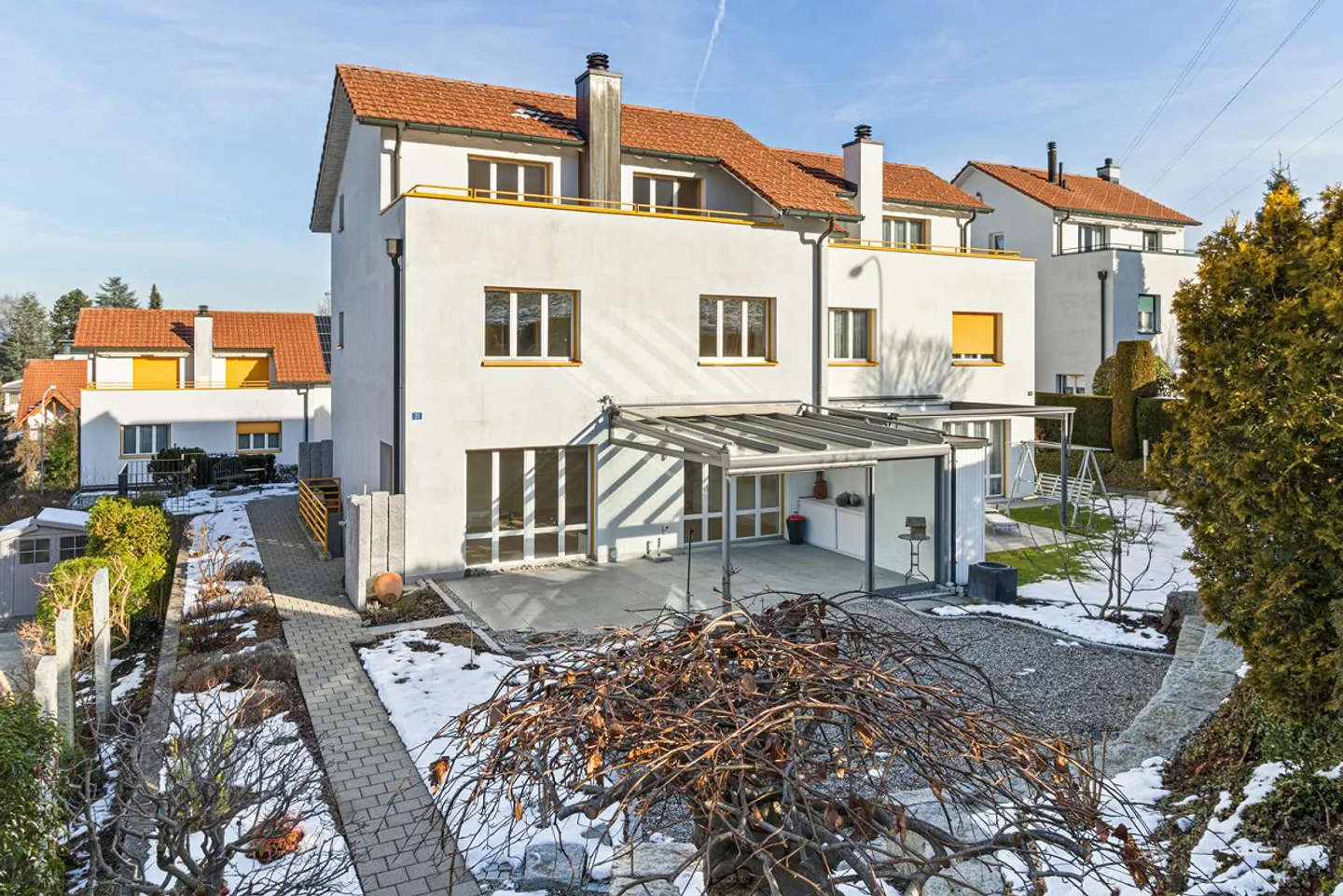 Casa bifamiliare attraente di 6,5 stanze in una posizione tranquilla a Langnau am Albis - Foto 1 di 17