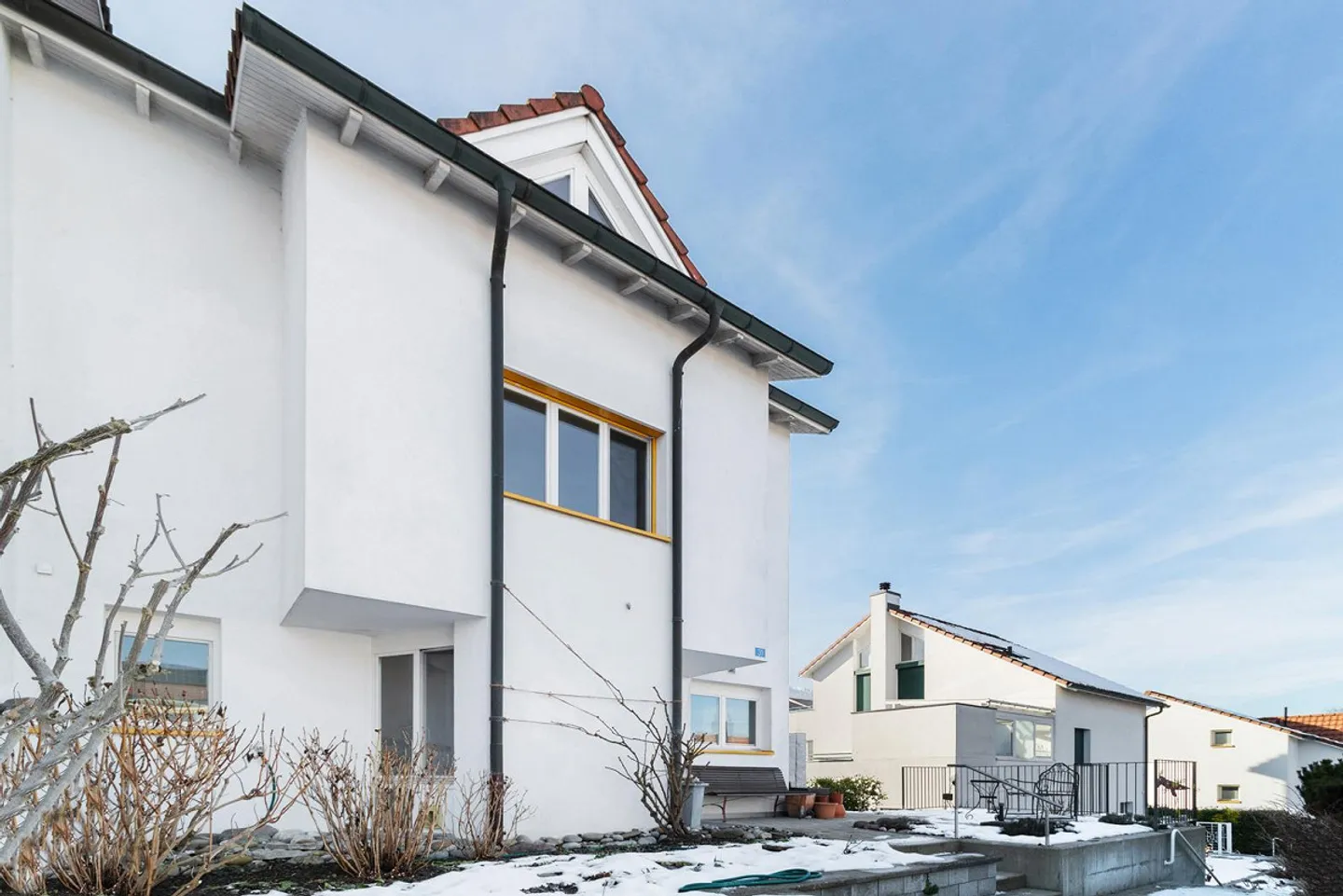 Casa bifamiliare attraente di 6,5 stanze in una posizione tranquilla a Langnau am Albis - Foto 2 di 17