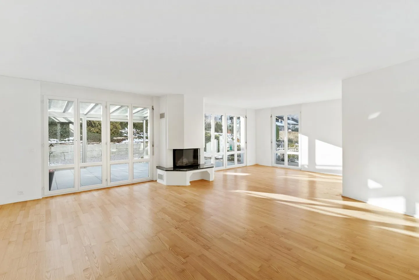 Casa bifamiliare attraente di 6,5 stanze in una posizione tranquilla a Langnau am Albis - Foto 3 di 17