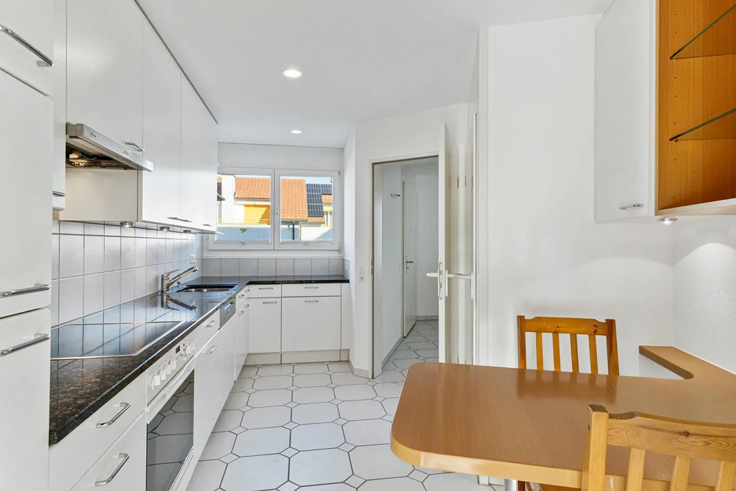 Casa bifamiliare attraente di 6,5 stanze in una posizione tranquilla a Langnau am Albis - Foto 4 di 17