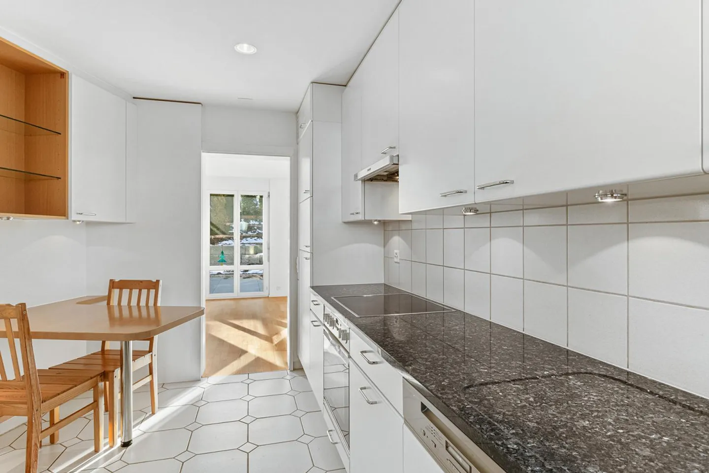 Casa bifamiliare attraente di 6,5 stanze in una posizione tranquilla a Langnau am Albis - Foto 5 di 17