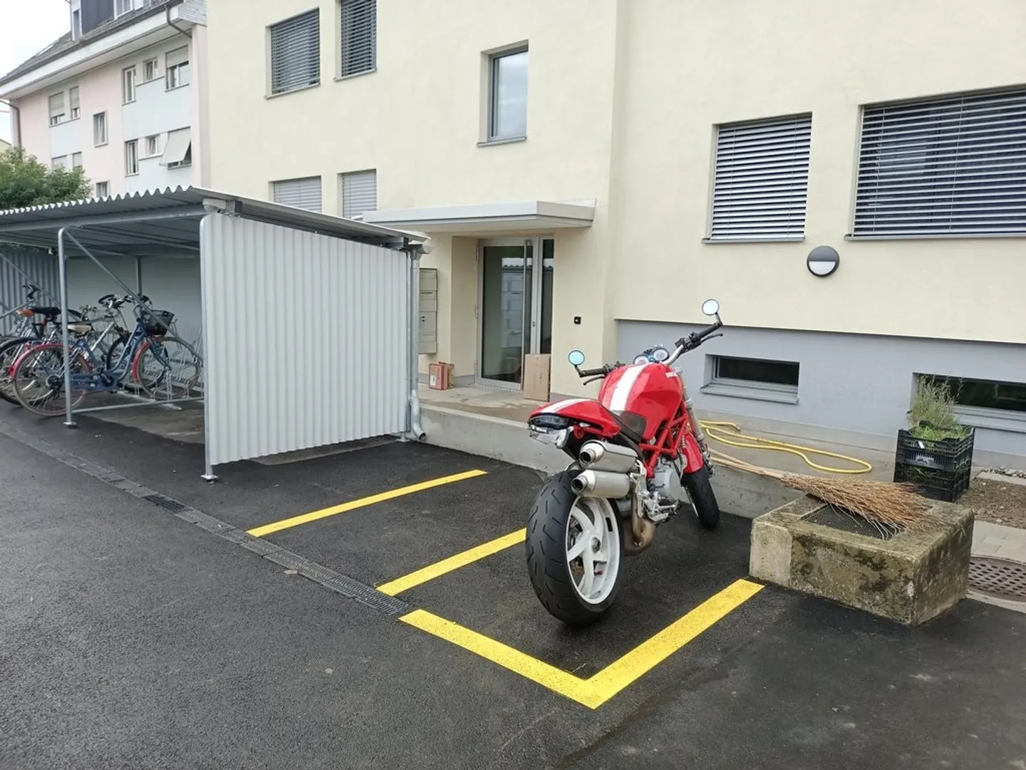 Parking spaces in underground garage for rent - Photo 2 of 2