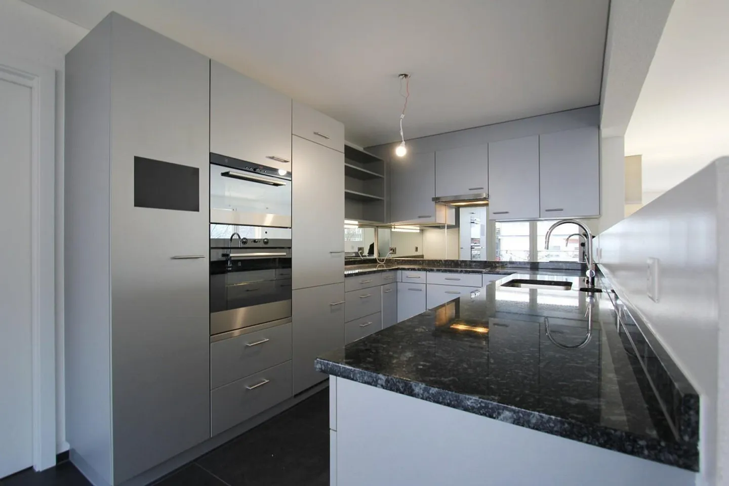 Helle 4½-Zimmerwohnung mit schöner Aussicht auf den Rhein - Bankgep... - Foto 5 di 13
