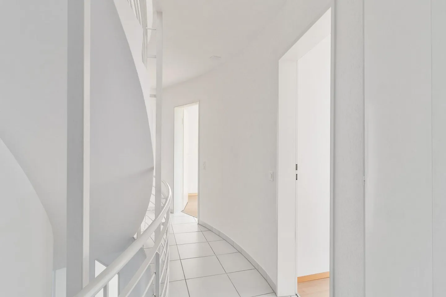 Casa bifamiliare attraente di 6,5 stanze in una posizione tranquilla a Langnau am Albis - Foto 6 di 17