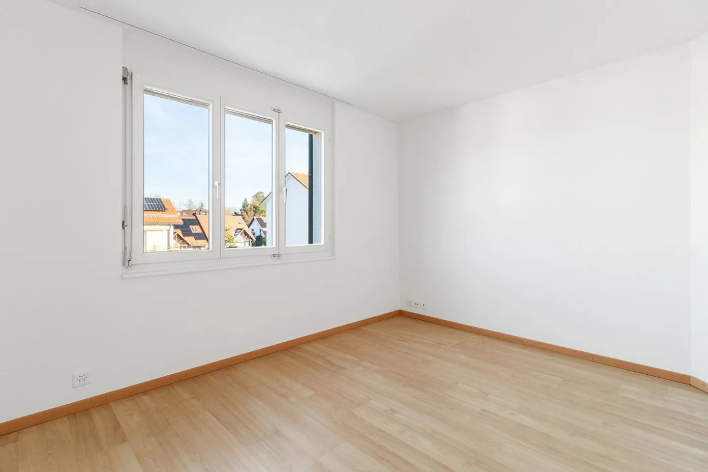 Casa bifamiliare attraente di 6,5 stanze in una posizione tranquilla a Langnau am Albis - Foto 7 di 17