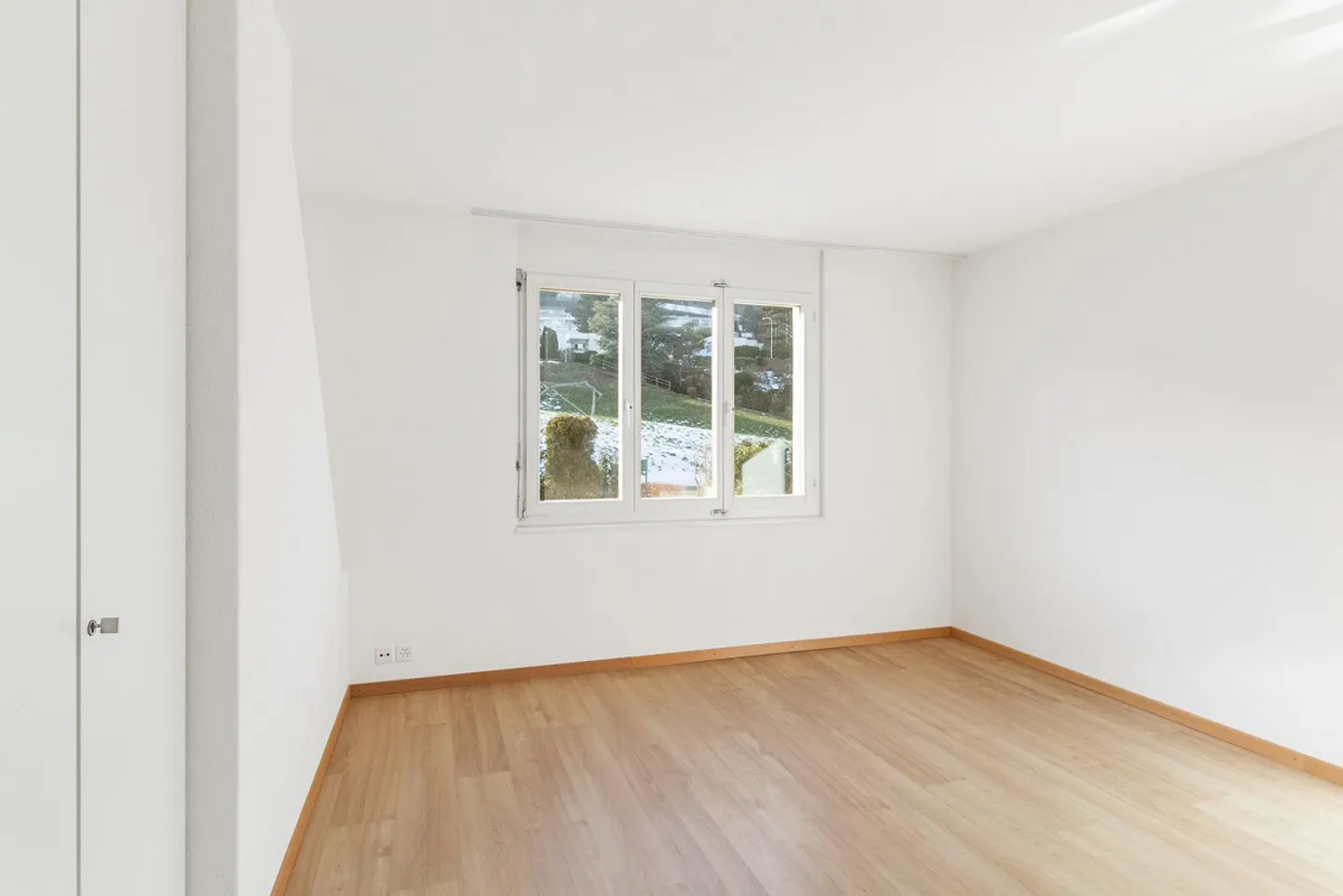 Casa bifamiliare attraente di 6,5 stanze in una posizione tranquilla a Langnau am Albis - Foto 8 di 17