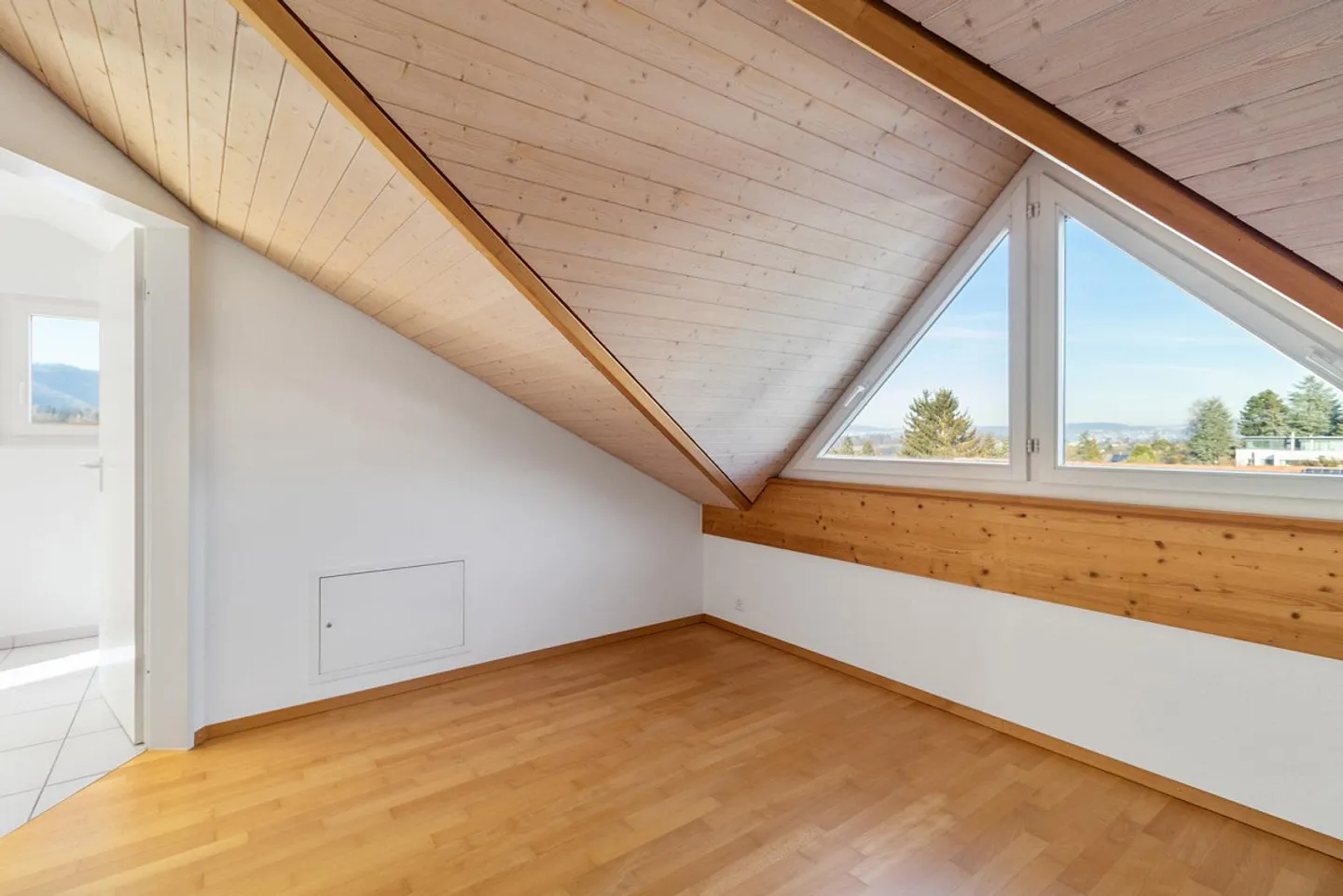 Casa bifamiliare attraente di 6,5 stanze in una posizione tranquilla a Langnau am Albis - Foto 9 di 17