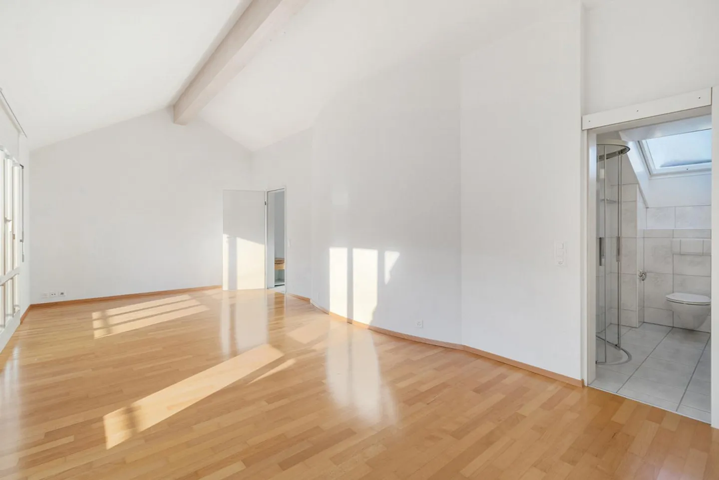 Casa bifamiliare attraente di 6,5 stanze in una posizione tranquilla a Langnau am Albis - Foto 10 di 17