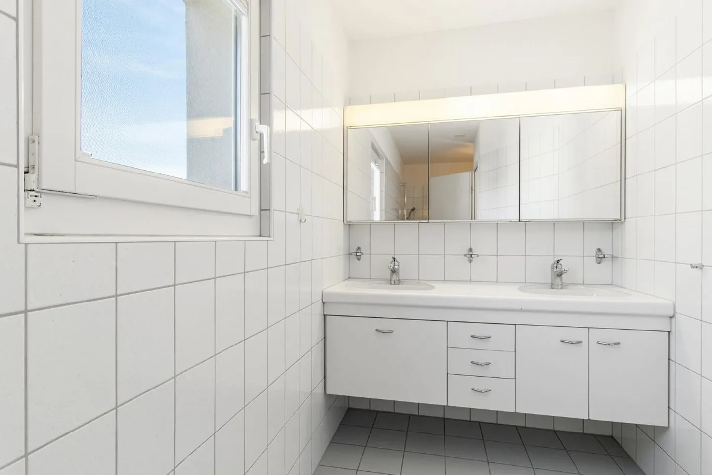 Casa bifamiliare attraente di 6,5 stanze in una posizione tranquilla a Langnau am Albis - Foto 12 di 17