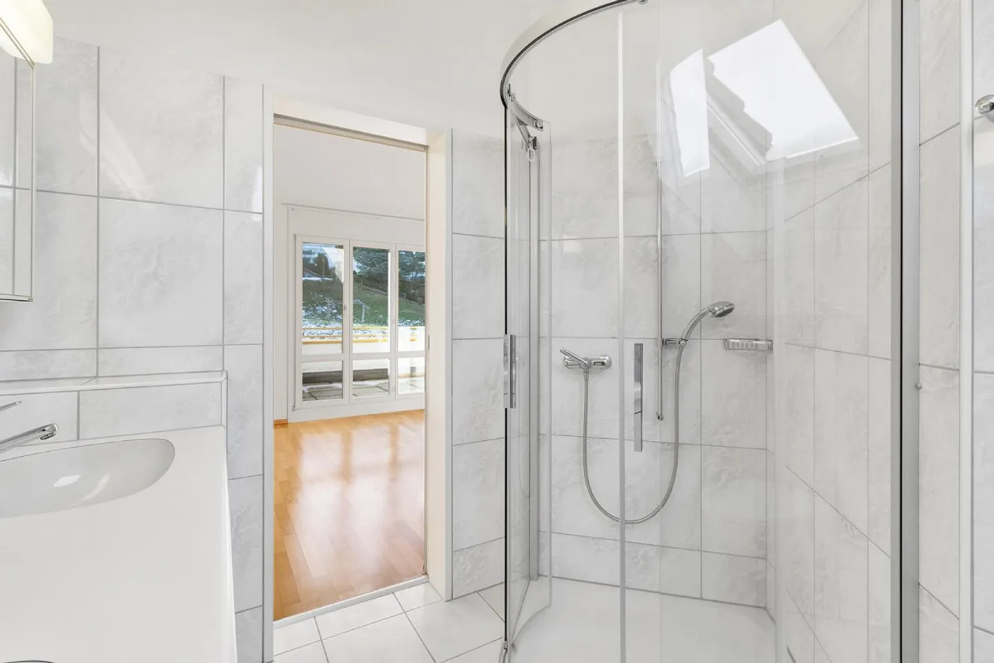 Casa bifamiliare attraente di 6,5 stanze in una posizione tranquilla a Langnau am Albis - Foto 15 di 17