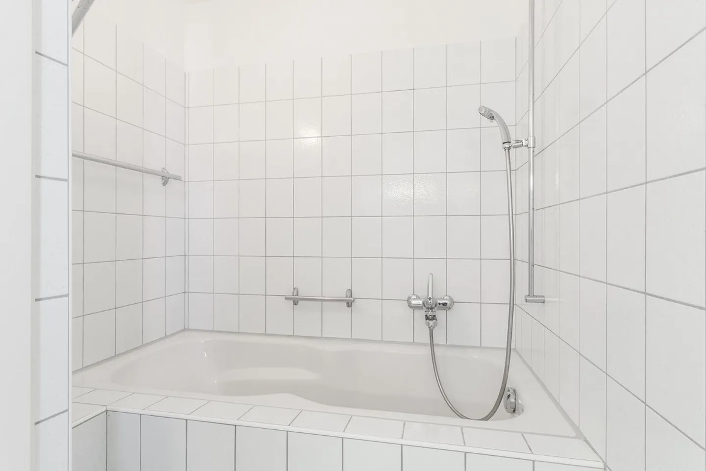 Casa bifamiliare attraente di 6,5 stanze in una posizione tranquilla a Langnau am Albis - Foto 13 di 17