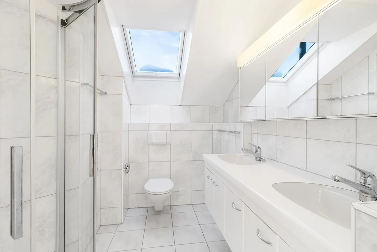 Casa bifamiliare attraente di 6,5 stanze in una posizione tranquilla a Langnau am Albis - Foto 14 di 17