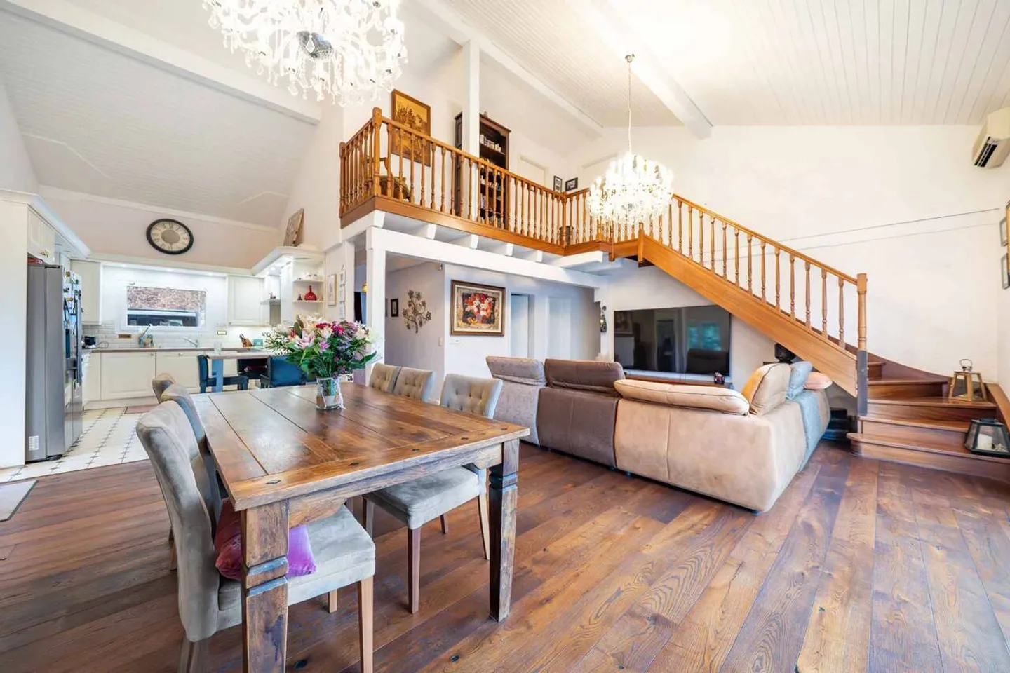 Villa di 8 stanze con appartamento indipendente e piscina esterna - Foto 2 di 12