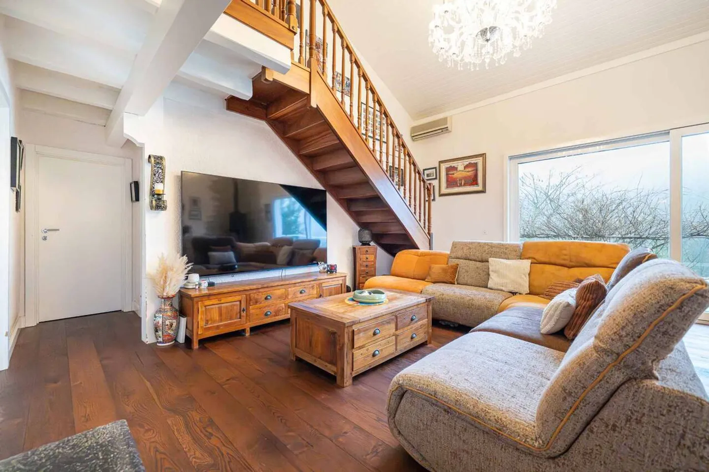 Villa di 8 stanze con appartamento indipendente e piscina esterna - Foto 3 di 12