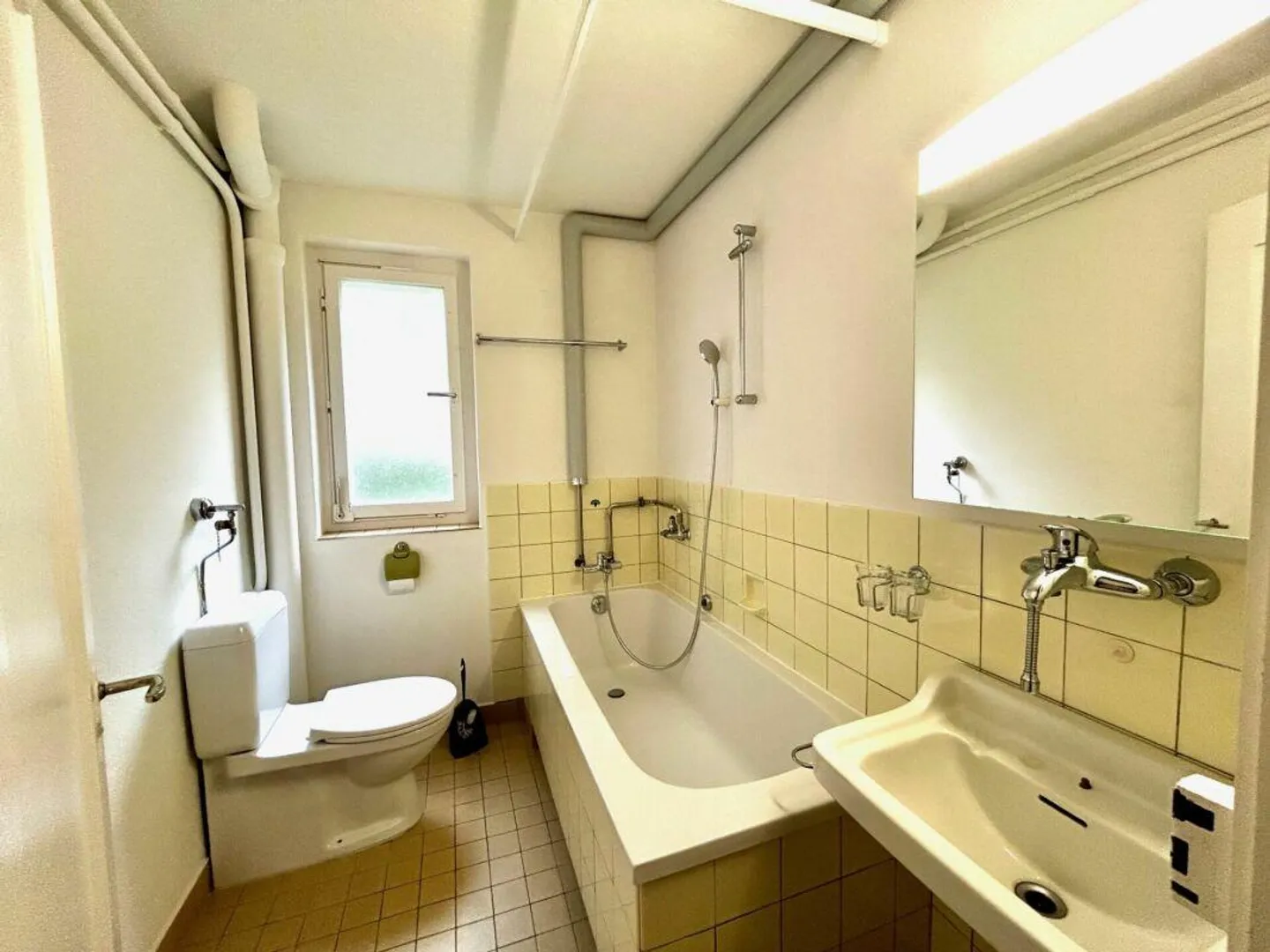 Charming 3-room old building apartment in the green - Photo 7 of 9