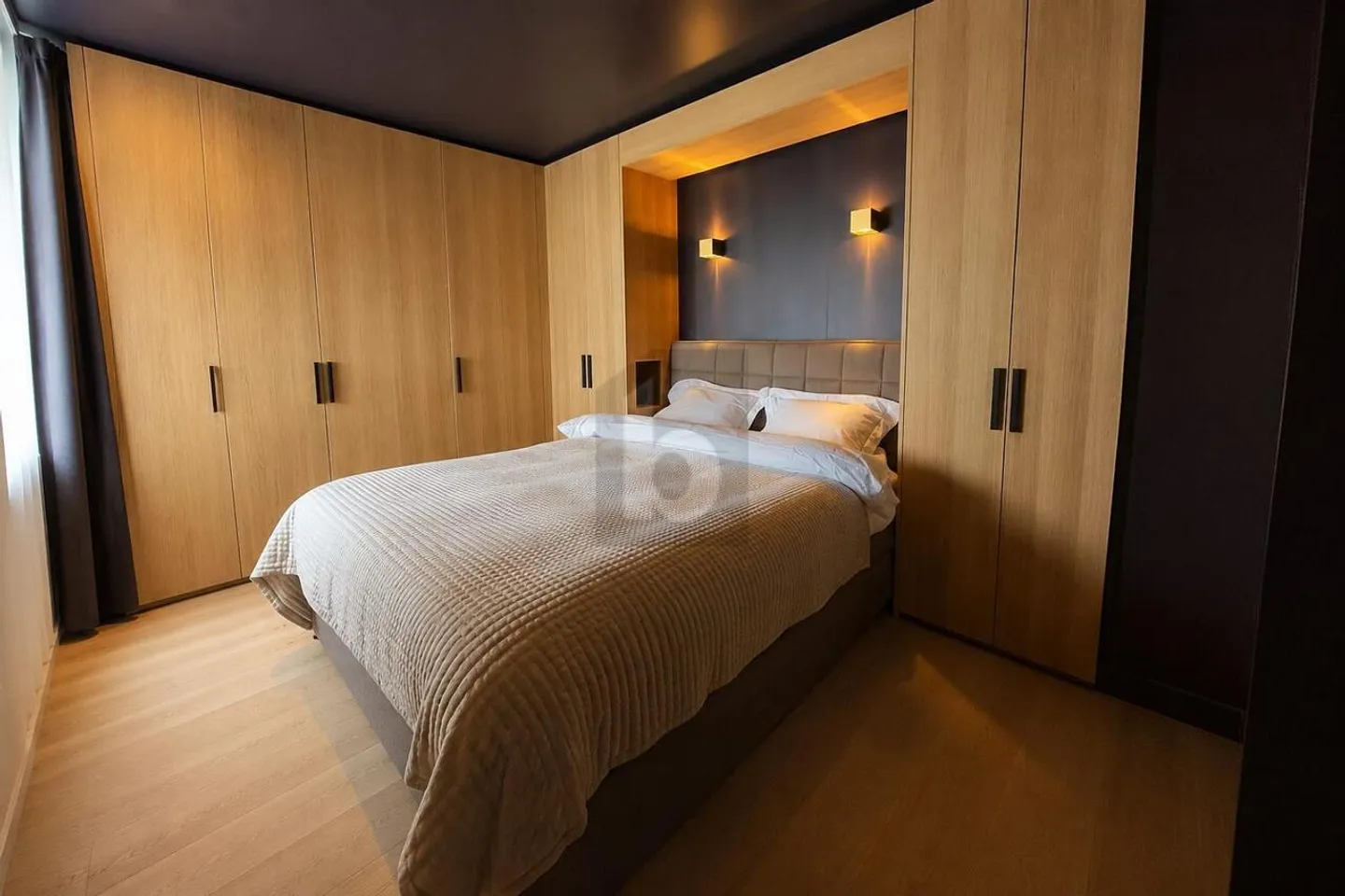 MAGNIFICENT, COMPLETELY RENOVATED, CENTRAL APARTMENT - Photo 4 of 6