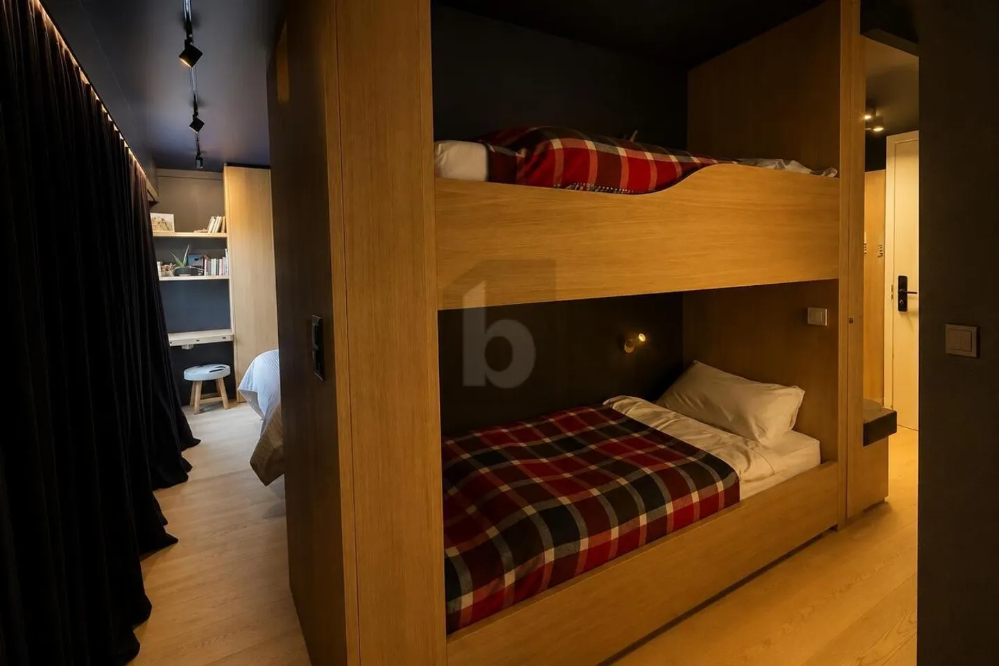 MAGNIFICENT, COMPLETELY RENOVATED, CENTRAL APARTMENT - Photo 5 of 6