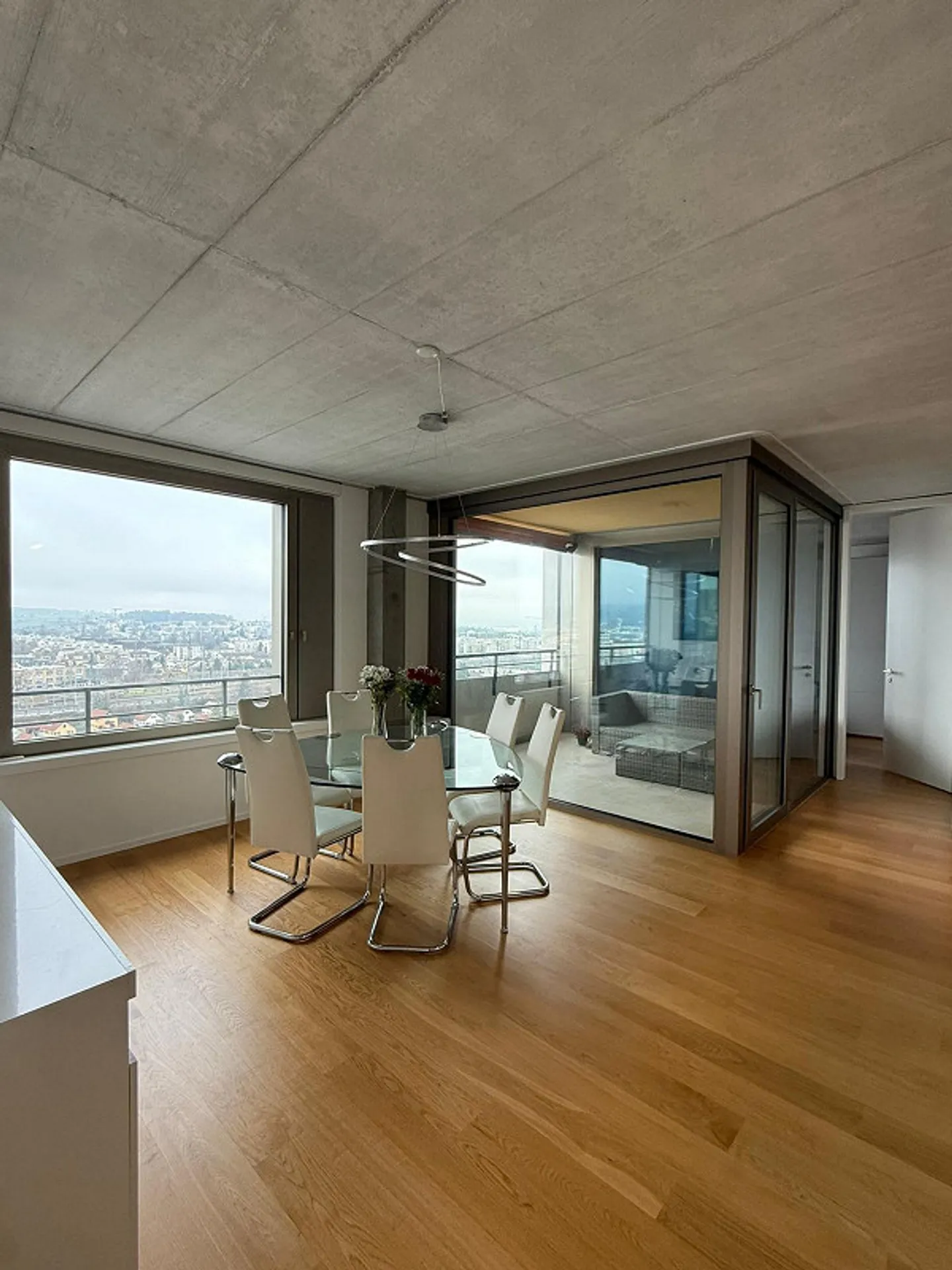 Moderno appartamento di 3,5 stanze al 18° piano con vista mozzafiato - Foto 2 di 8