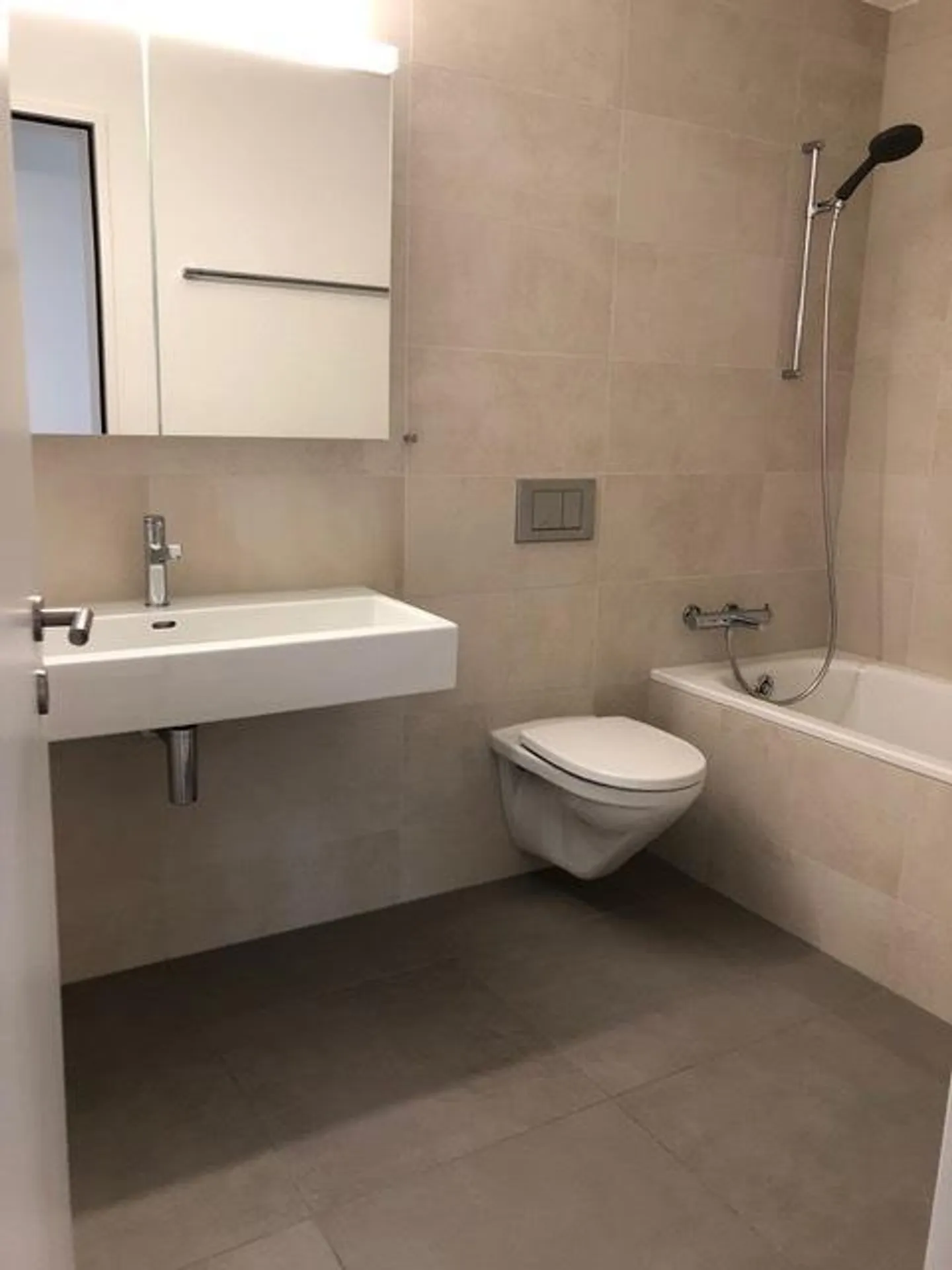 Appartamento spazioso e luminoso con balcone e 2 bagni - Foto 3 di 10