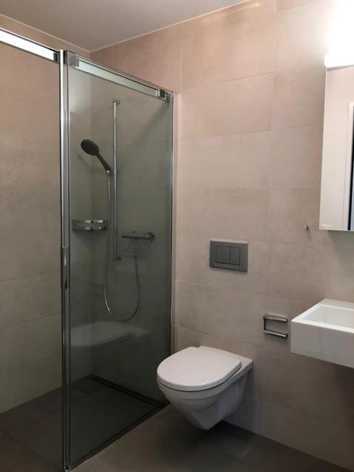 Appartamento spazioso e luminoso con balcone e 2 bagni - Foto 4 di 10