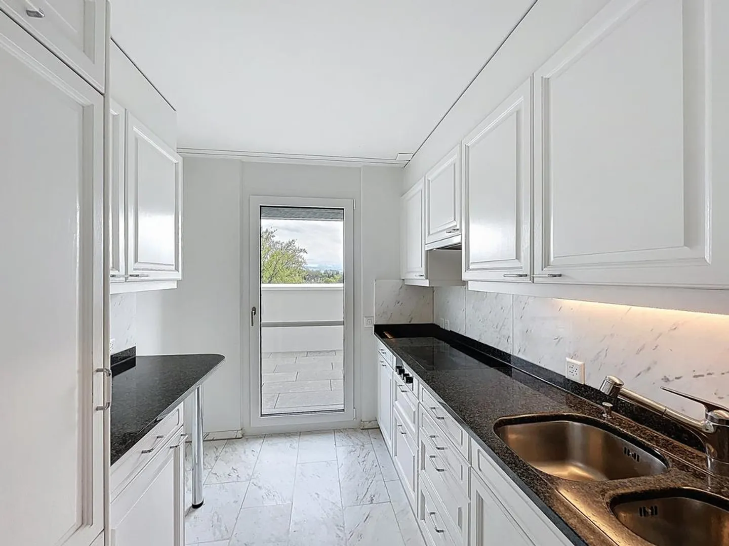 Exclusive 4-room maisonette apartment with lake view in Herrliberg - Photo 2 of 9