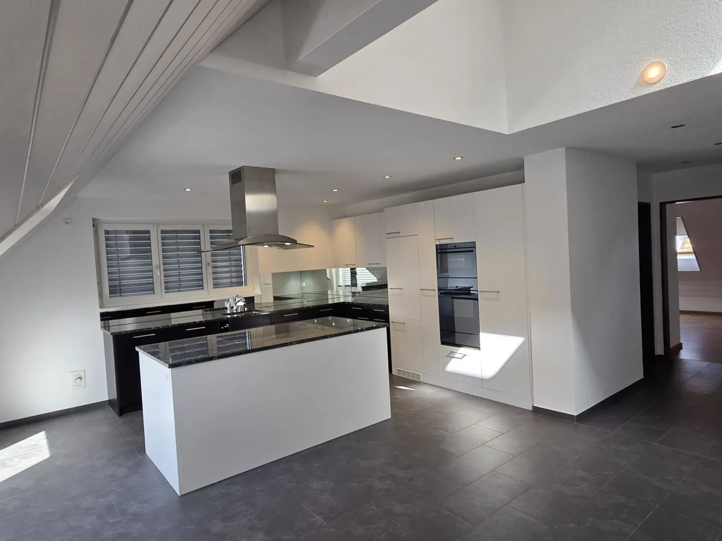 For sale immediately or by arrangement, very large, well-maintained 4.5 room apartment in Biberist. - Photo 2 of 15