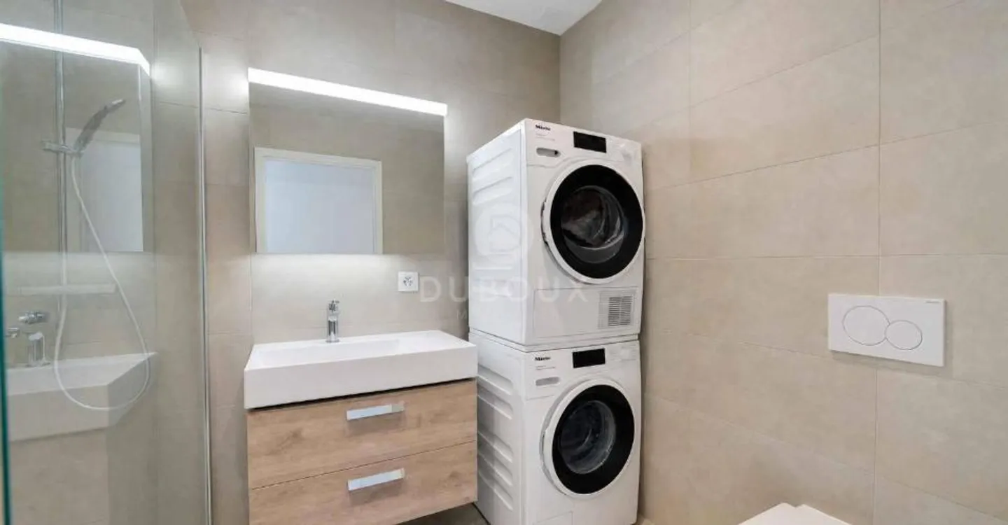 SUPERBO APPARTAMENTO 2.5 STANZE RECENTE CON BALCONE COPERTO - Foto 4 di 9