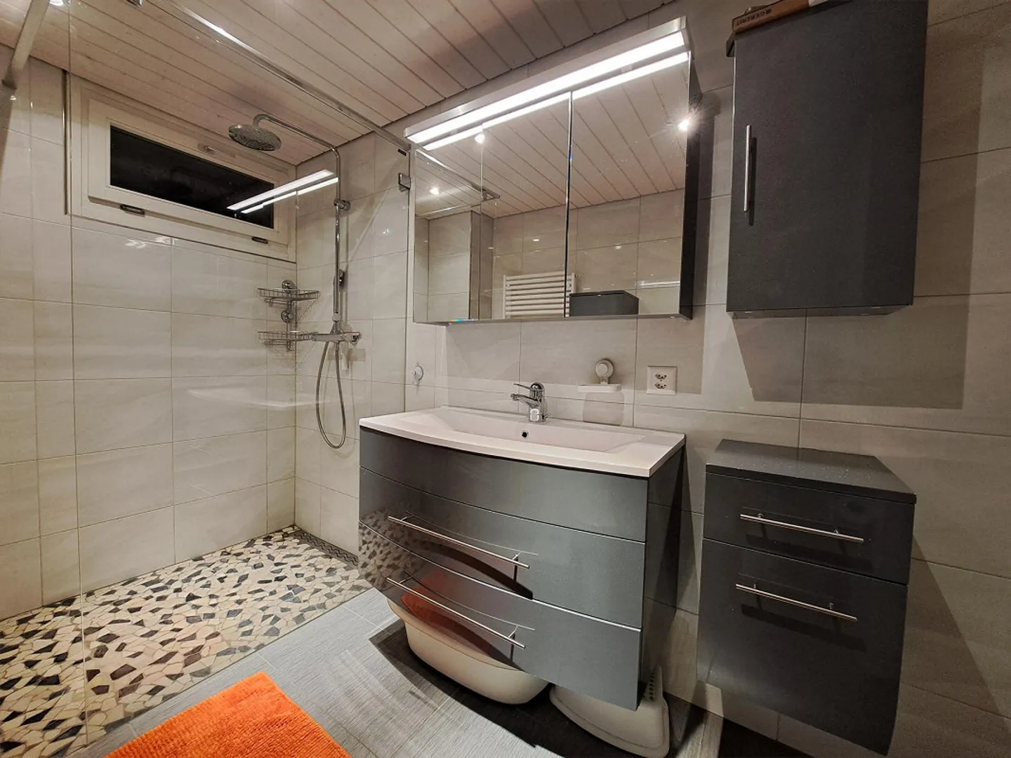 Paradiso familiare con area salotto, pergola, garage singolo e garage doppio - Foto 7 di 15