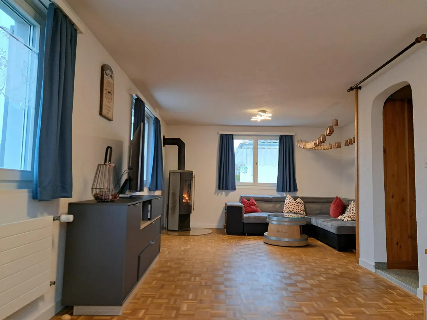 Paradiso familiare con area salotto, pergola, garage singolo e garage doppio - Foto 5 di 15