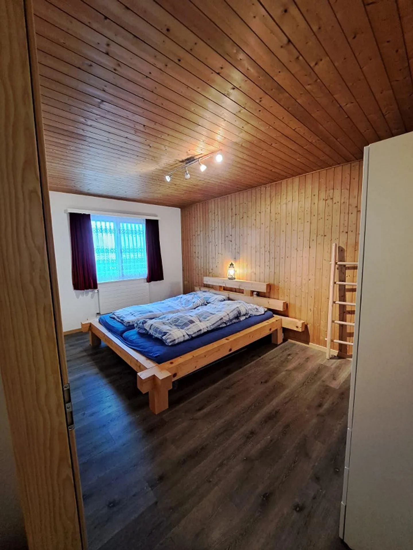 Paradiso familiare con area salotto, pergola, garage singolo e garage doppio - Foto 9 di 15