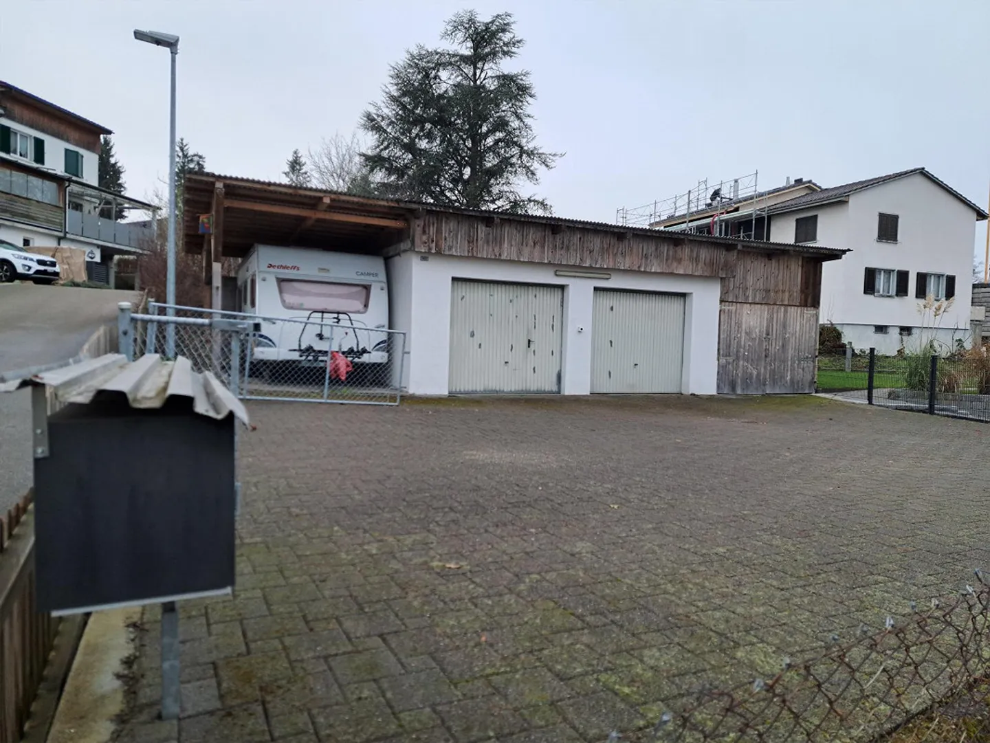 Paradiso familiare con area salotto, pergola, garage singolo e garage doppio - Foto 13 di 15