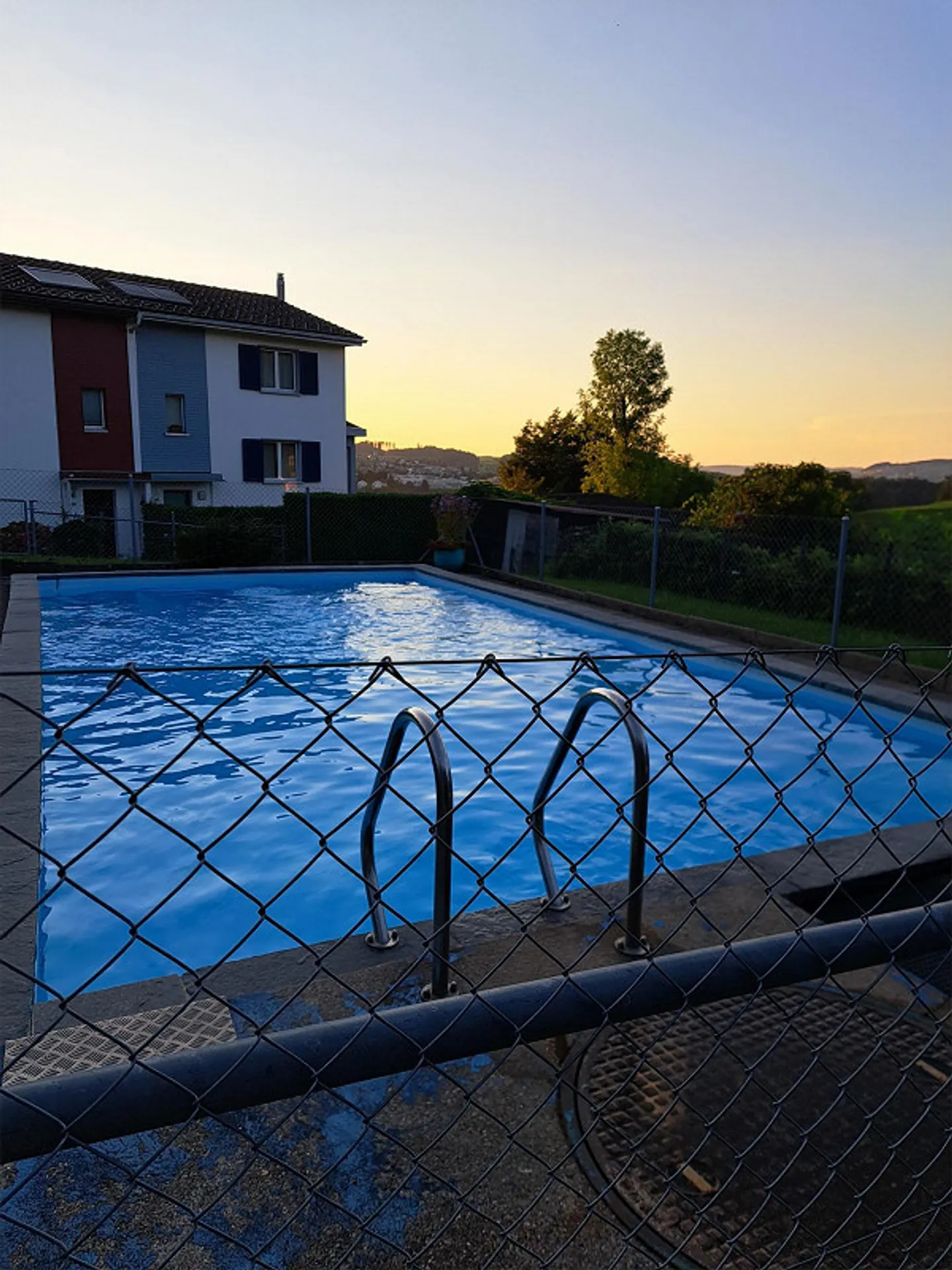 Paradiso familiare con area salotto, pergola, garage singolo e garage doppio - Foto 15 di 15