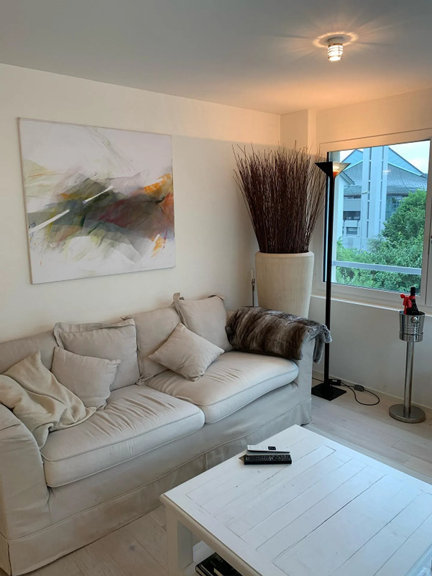 Appartement moderne et pratique de 2,5 pièces avec connexion ferroviaire à Tilia Uster - Photo 2 sur 9