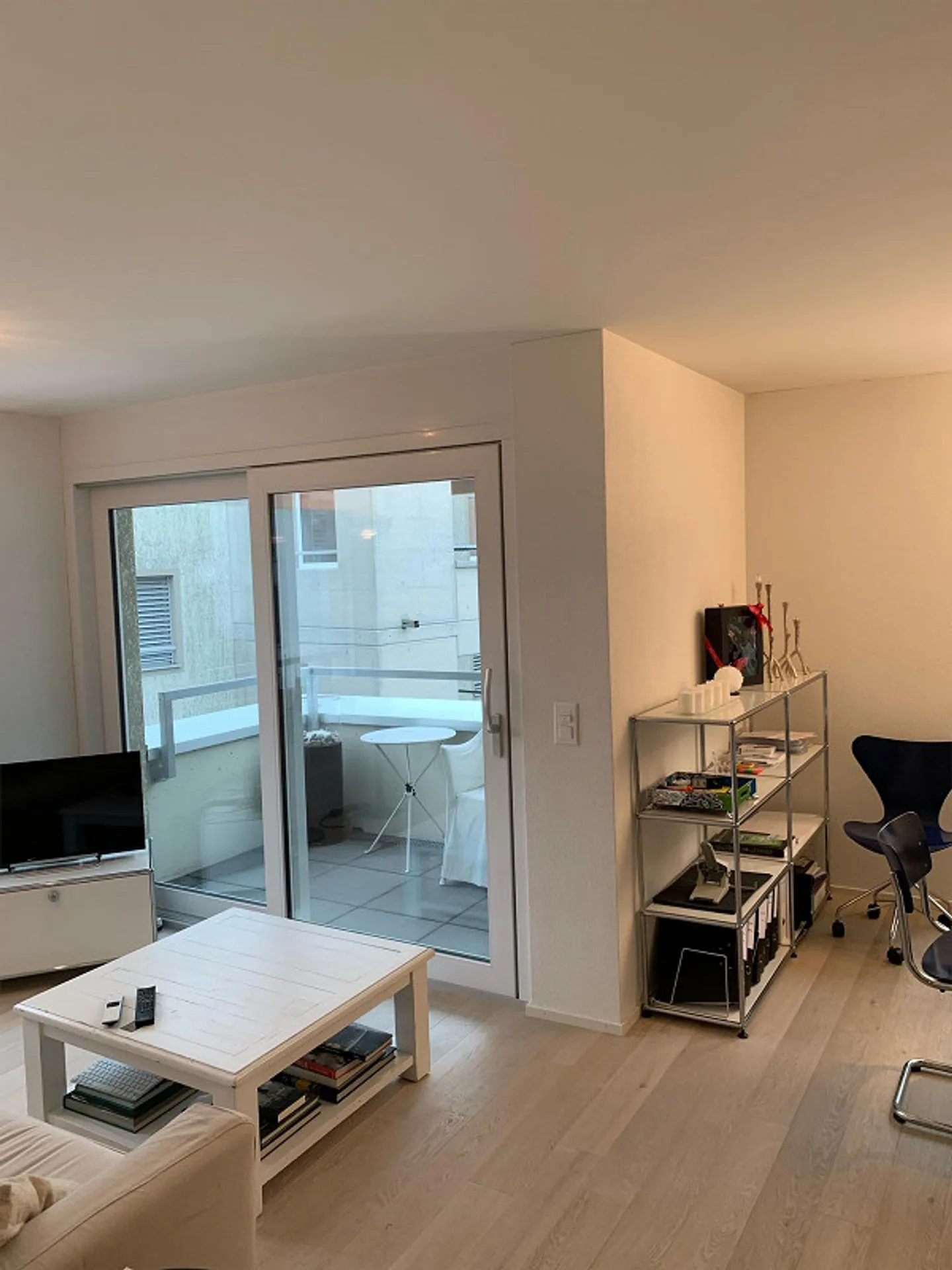 Appartement moderne et pratique de 2,5 pièces avec connexion ferroviaire à Tilia Uster - Photo 3 sur 9