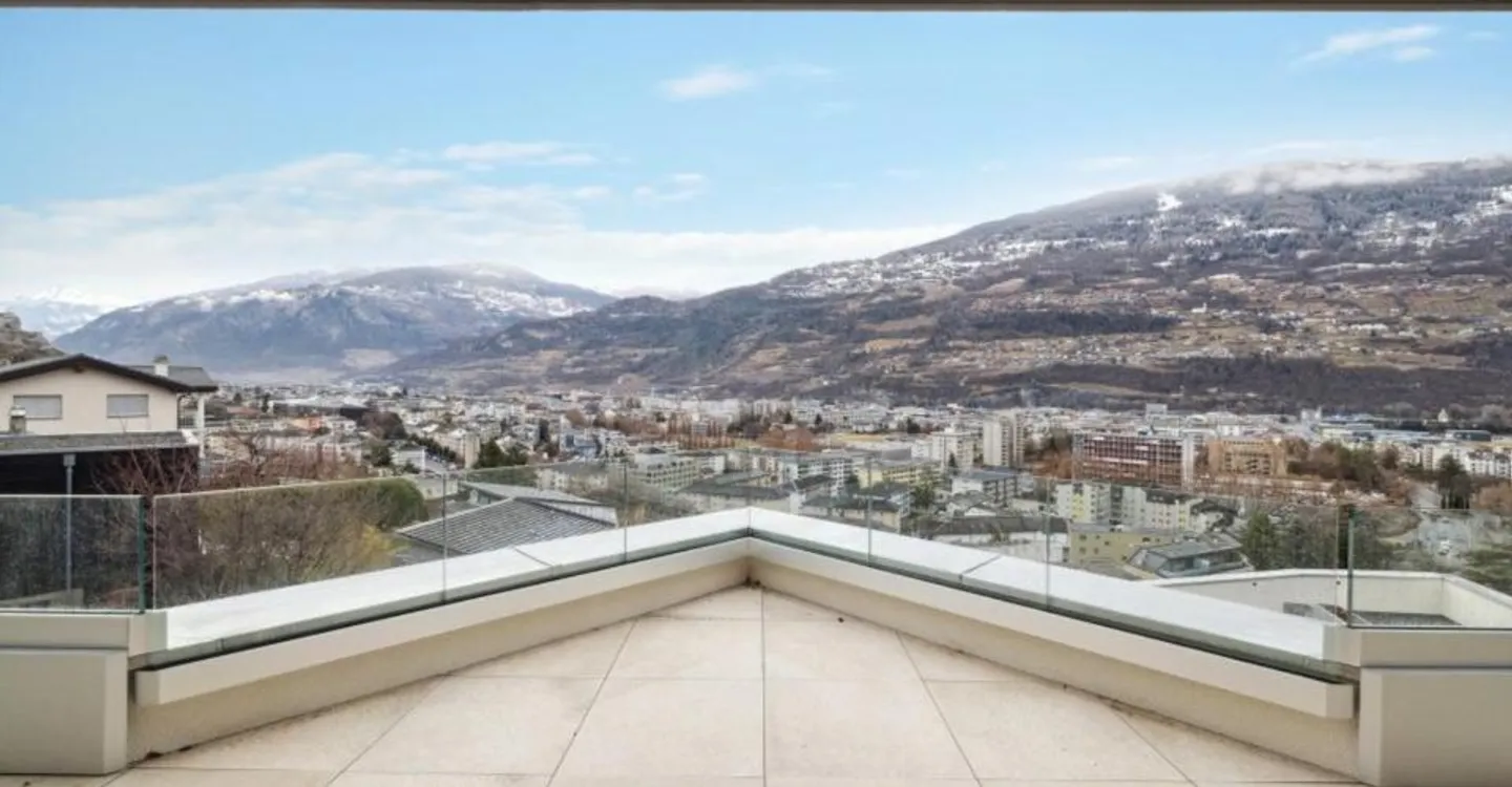 Exceptional penthouse with castle views - Photo 3 of 9