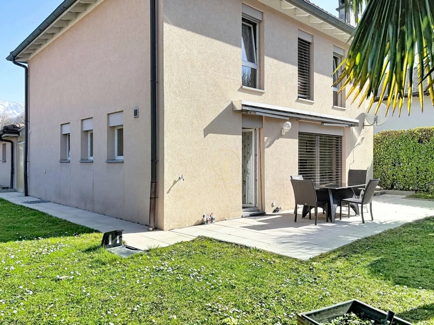 Charmante Villa mit Garten - Foto 2 von 13